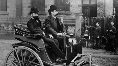 Carl Benz am Steuer des von ihm erfundenen Patent-Motorwagens, 1887