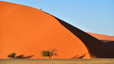 Amanecer sobre la duna 45 en Namibia