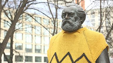 Verkleidetes Denkmal in Berlin: Moderner Marx? 