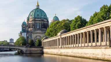 Spree umfließt die Museumsinsel. Spree umfließt die Museumsinsel.