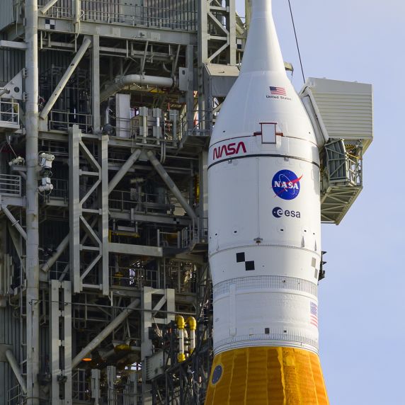 Die SLS-Rakete der NASA mit der Orion-Kapsel auf der Startrampe für die Artemis-II-Mission