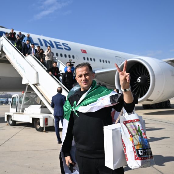 Menschen erreichen den Flughafen in Damaskus