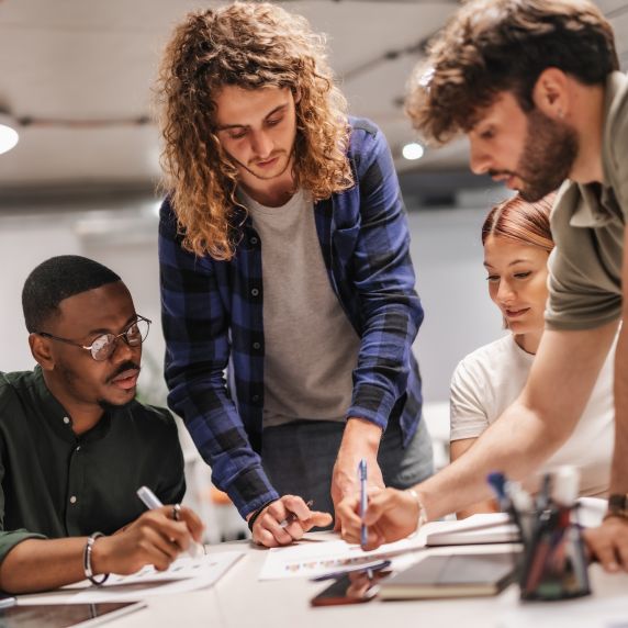 Junge Menschen arbeiten in einem Start-up
