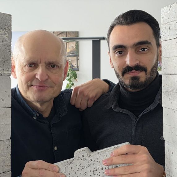 Alfons Schwiderski und sein Partner Omar Halima mit dem Stein „RE.CK“. 