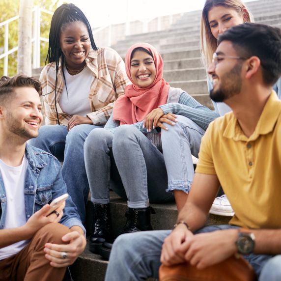 Eine Gruppe junger Studierender