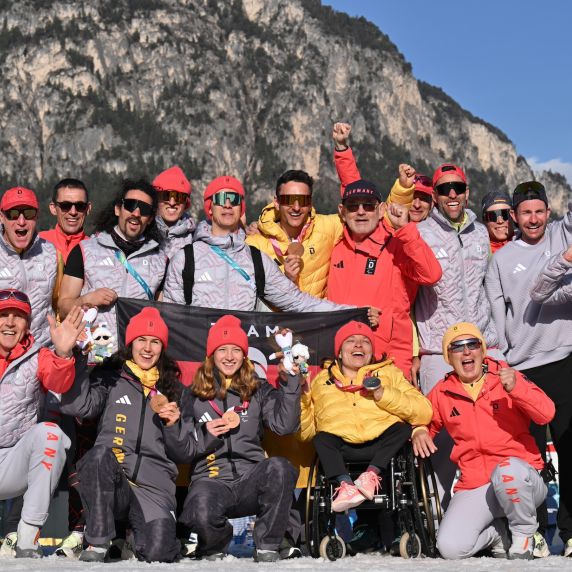 Das Team aus Deutschland jubelt mit den Medaillengewinnern bei den Paralympics.