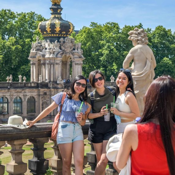 Chinesische Touristinnen am Zwingerhof mit Kronentor in Dresden 