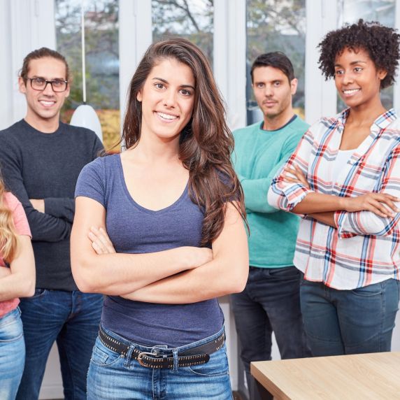 Junge Studentin und Start-up-Gründerin mit Team im Coworking Büro