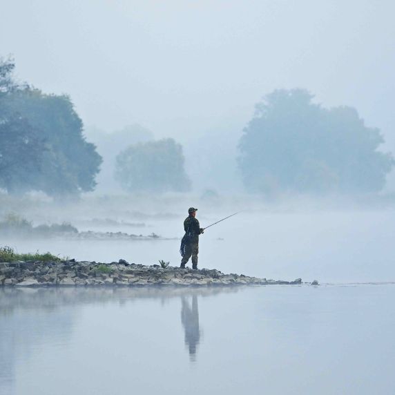 Ein Angler am deutsch-polnischen Grenzfluss Oder