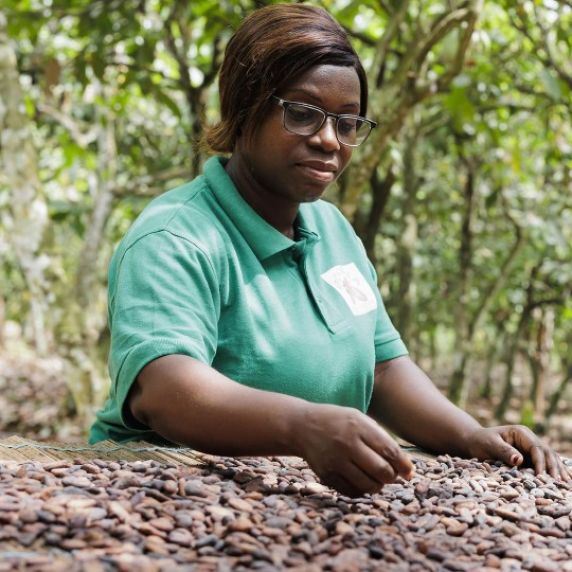 Kakaobäuerin in Côte d'Ivoire 