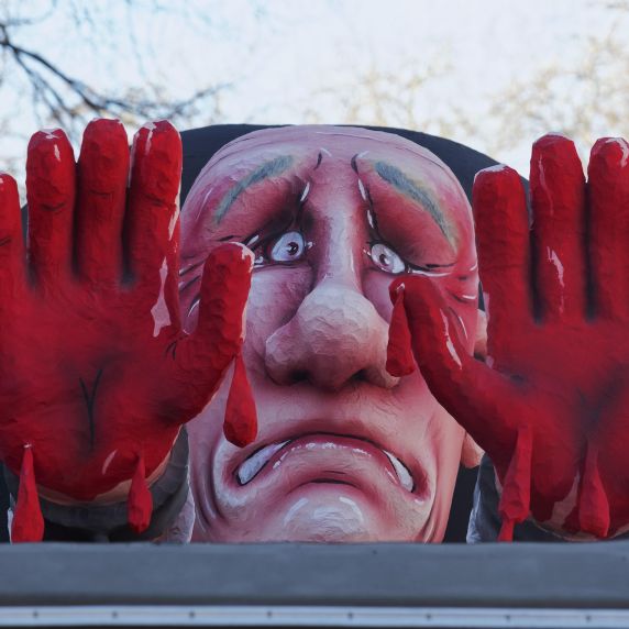 Putin als Sträfling mit Blut an den Händen: Einer der Karnevalswagen von Jacques Tilly 2025.