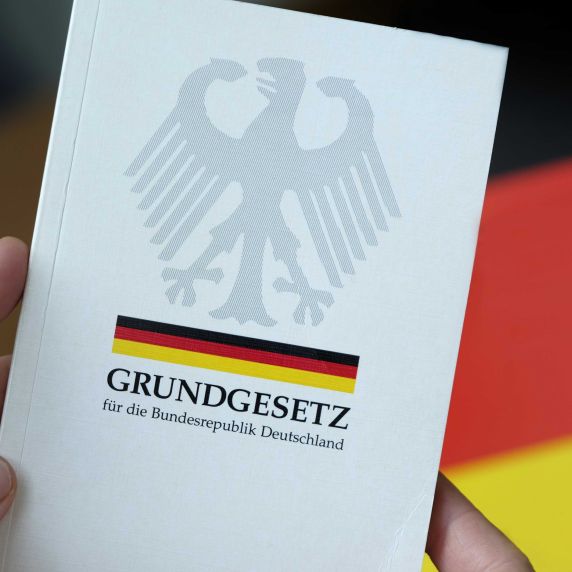 Das Grundgesetz ist die deutsche Verfassung.