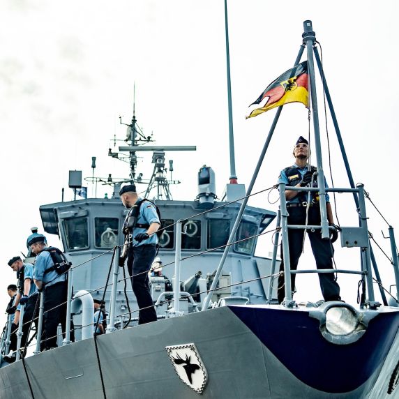 Das Minenjagdboot „Bad Bevensen“ verlässt den Marinehafen Kiel