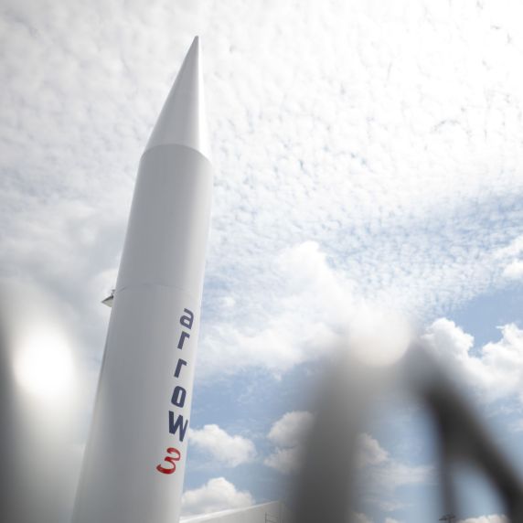 Ein Modell einer Rakete des Luftverteidigungssystems Arrow 3.