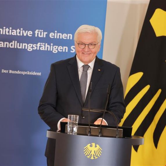 Bundespräsident Frank-Walter Steinmeier spricht am Rednerpult 