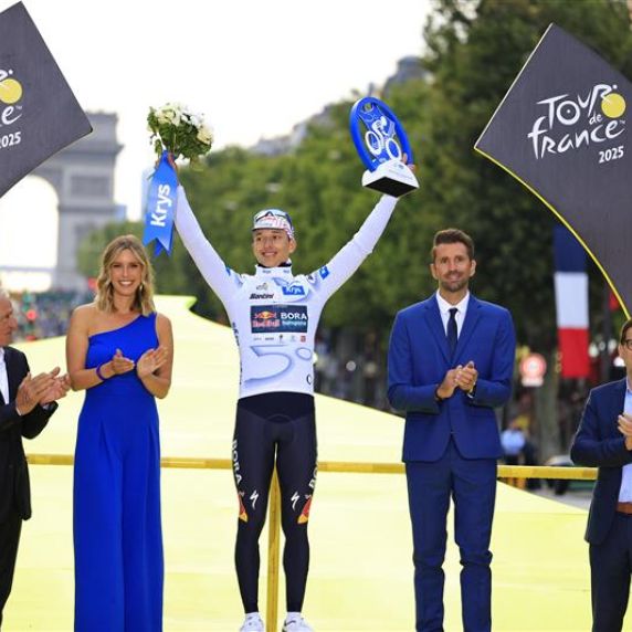 Die Sieger der Tour de France stehen auf dem Podium. 