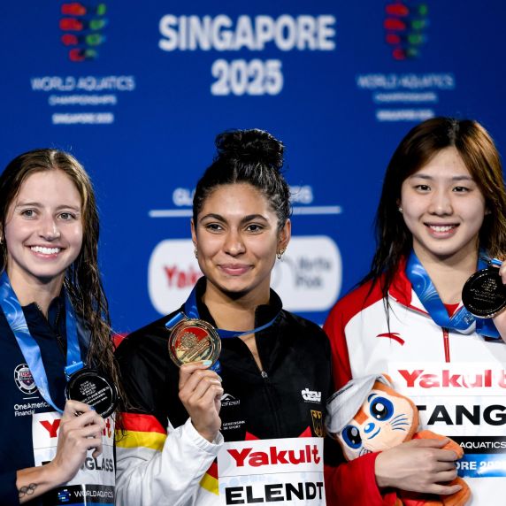 Anna Elendt, Kste Douglass und Qianting Tang bei der Medaillenverleihung.  