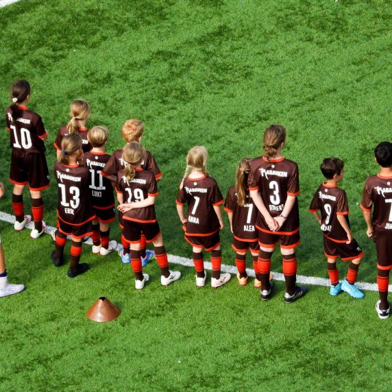 Die Fußballjugend des FC St. Pauli beim Training. 