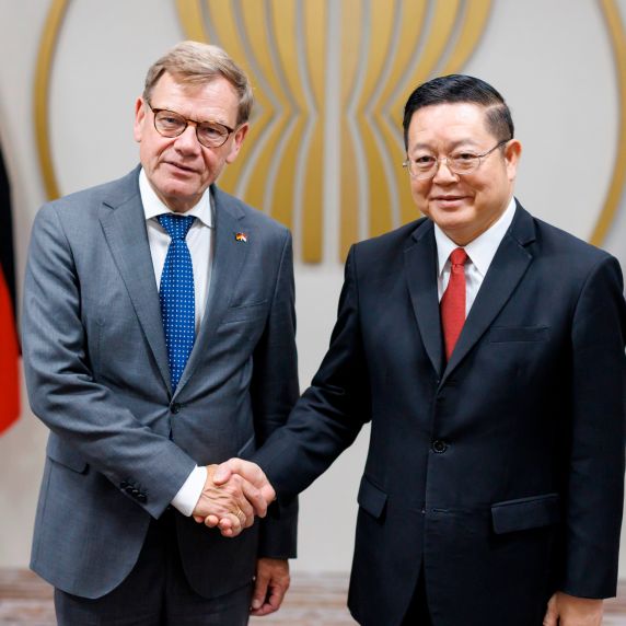 ASEAN-Generalsekretär Kao Kim Hourn (r.), Deutschlands Außenminister Johann Wadephul 