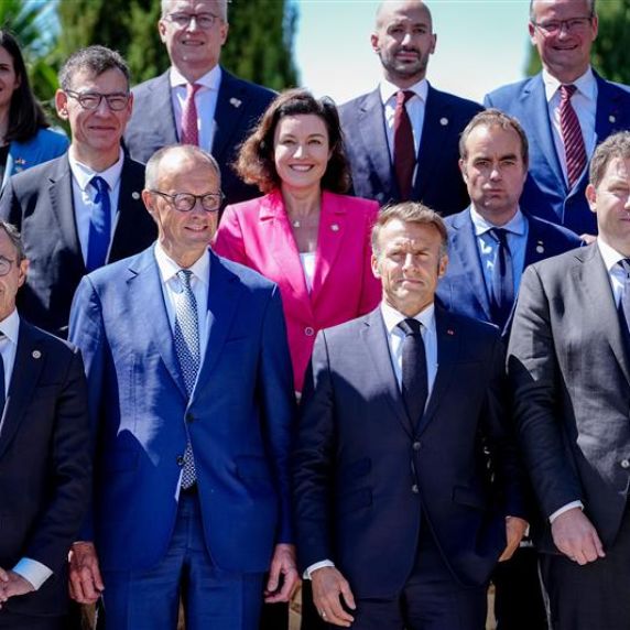 Kanzler Merz und Präsident Macron mit Kabinettsmitgliedern 