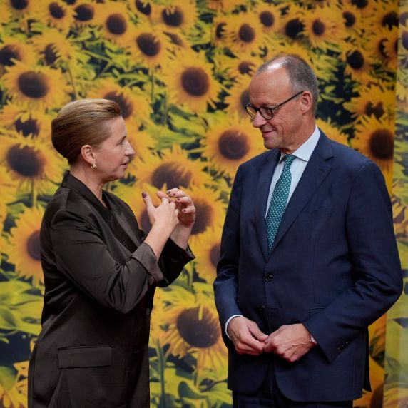 Mette Frederiksen begrüßt Friedrich Merz in Kopenhagen.