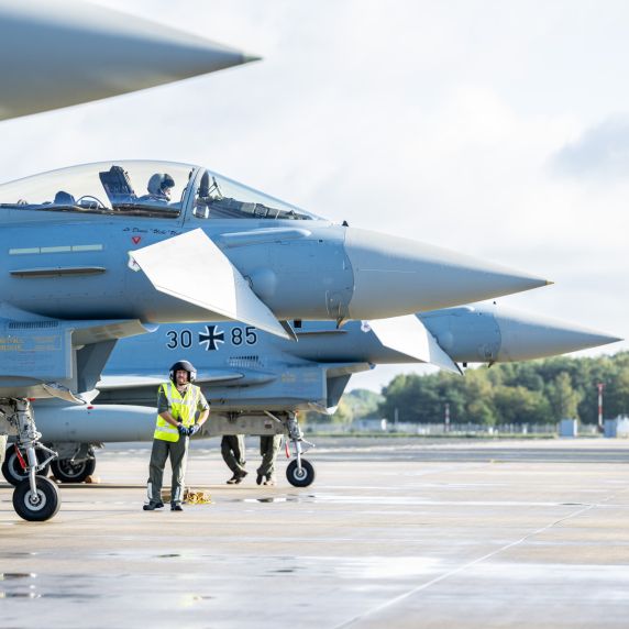 Kampfjets der Bundeswehr auf einem Flufgfeld.