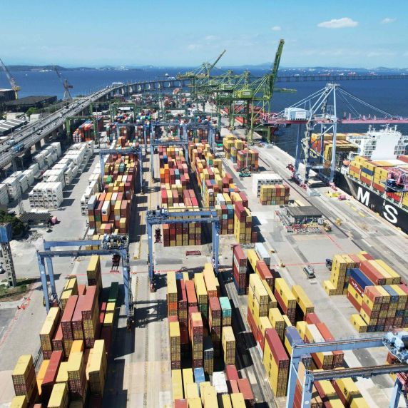 Containerschiff am Hafen von Rio de Janeiro