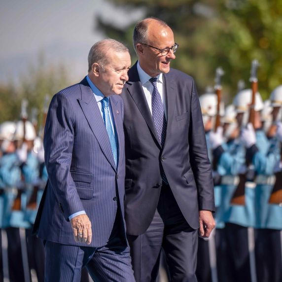 Friedrich Merz und Recep Tayyip Erdoğan (l.)