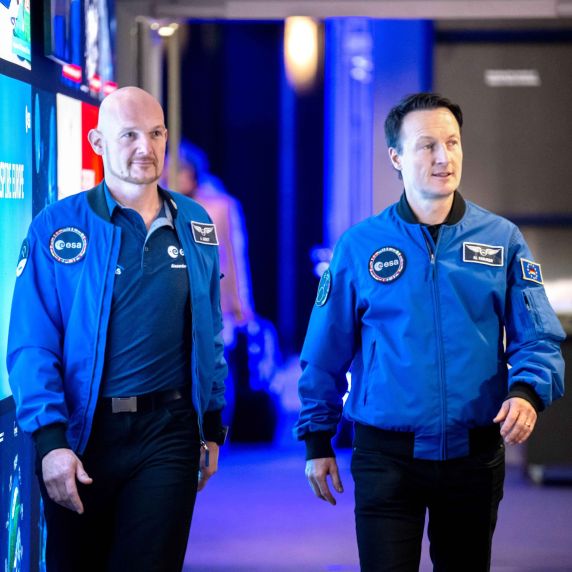 Die Astronauten Alexander Gerst (l) und Matthias Maurer bei der Esa-Ministerratstagung. 