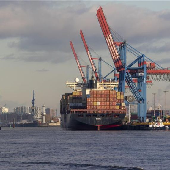 Frachtschiff im Hamburger Hafen
