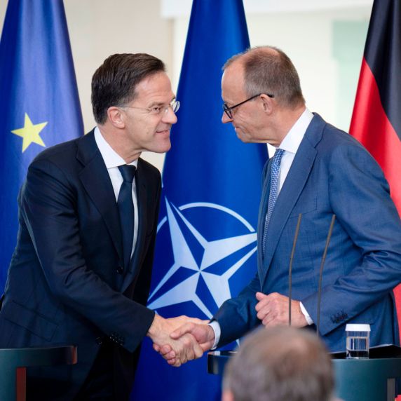 Bundeskanzler Friedrich Merz (r.) und NATO-Generalsekretär Mark Rutte
