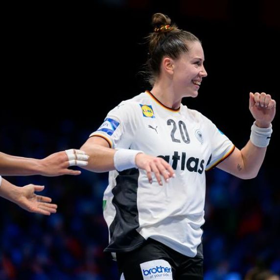 Aimée von Pereira und Emily Vogel vom deutschen Handball-Team 