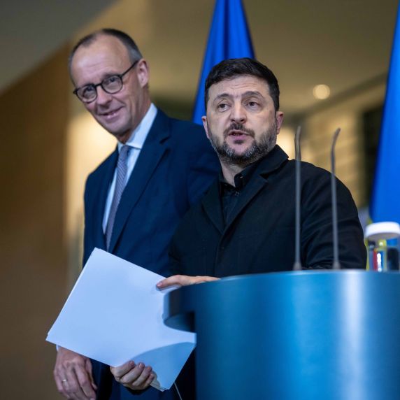 Selenskyj und Merz bei einer Pressekonferenz im Bundeskanzleramt