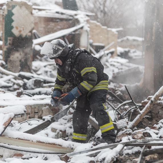 Löscharbeiten nach Drohnenangriff 