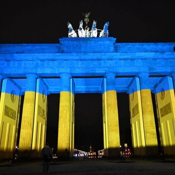 Das Brandenburger Tor wird zum vierten Jahrestag des Kriegsbeginns in den Farben der Flagge der Ukraine angestrahlt