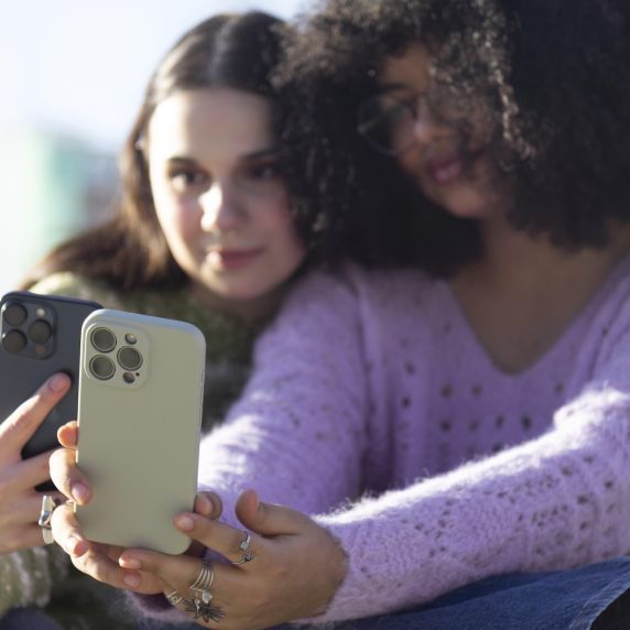 Forschungsprojekte sollen auch die Medienkompetenz junger Menschen stärken.