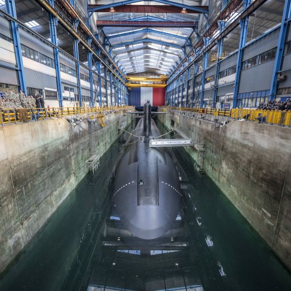 Auf dem Marinestützpunkt Île Longu liegt das französische Atom-U-Boot „Le Téméraire“. 