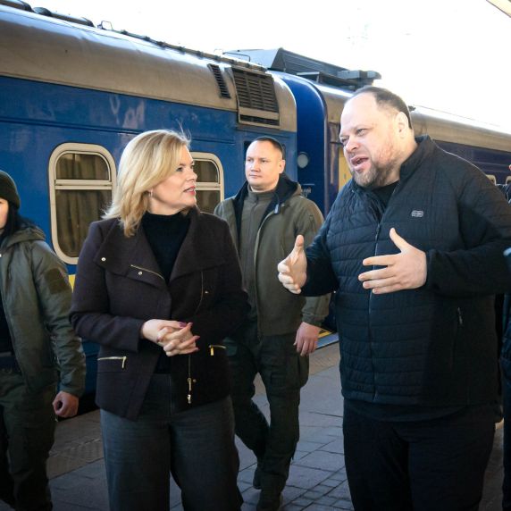 Julia Klöckner wird von Ruslan Stefantschuk in Kyjiw empfangen.