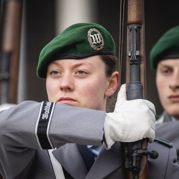 Bundeswehrangehörige bei einem Empfang im Bundesministerium der Verteidigung in Berlin.