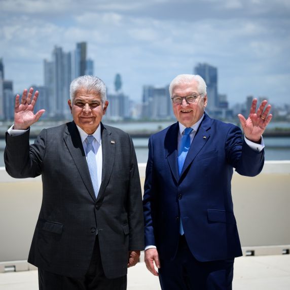Bundespräsident Frank-Walter Steinmeier (r) und José Raul Mulino Quintero, Präsident von Panama 