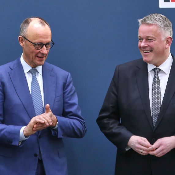 Bundeskanzler Friedrich Merz (l.) gratuliert Parteifreund und CDU-Spitzenkandidat Gordon Schnieder zum Wahlsieg in Rheinland-Pfalz.