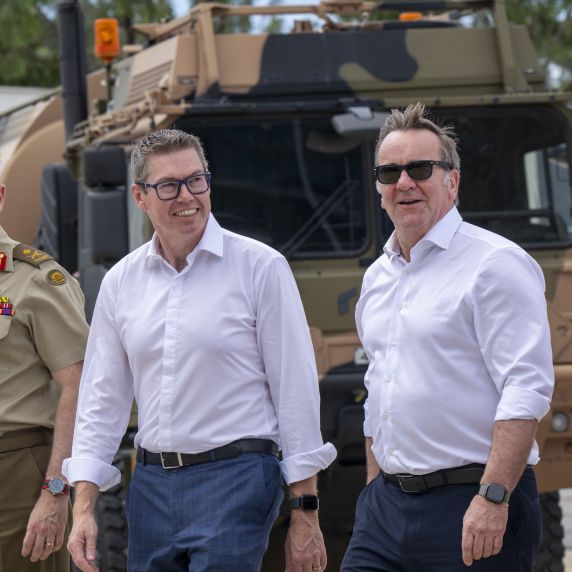 Pat Conroy, Verteidigungsindustrieminister Australiens, und Bundesverteidigungsminister Boris Pistorius in Brisbane