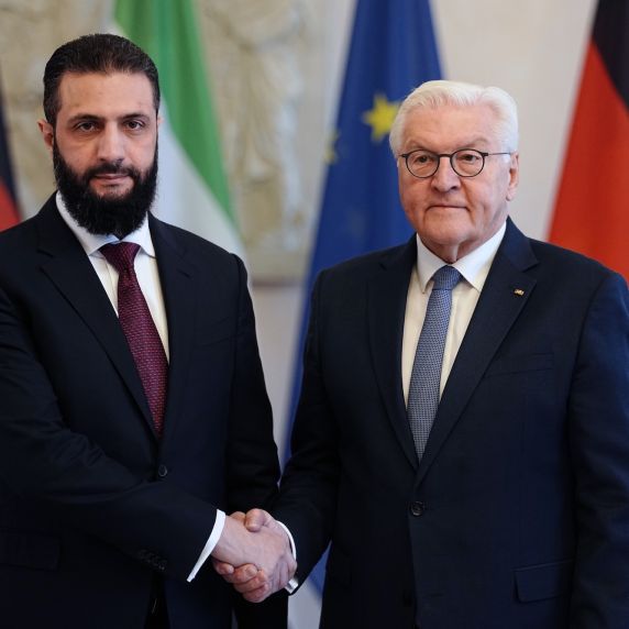Der syrische Übergangspräsident Ahmed al-Scharaa zu Besuch in Berlin.