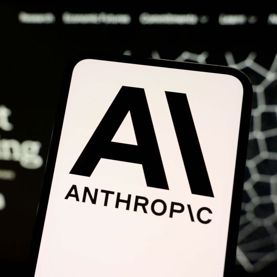 Auf einem Smartphone ist das Anthropic-Logo zu sehen, im Hintergrund die Webseite von Project Glasswing 