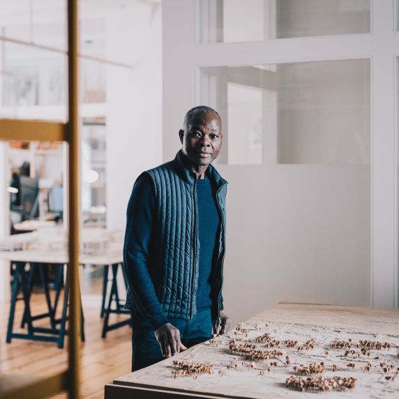 Der Architekt Diébédo Francis Kéré in seinem Büro in Berlin Kreuzberg im Portrait. 