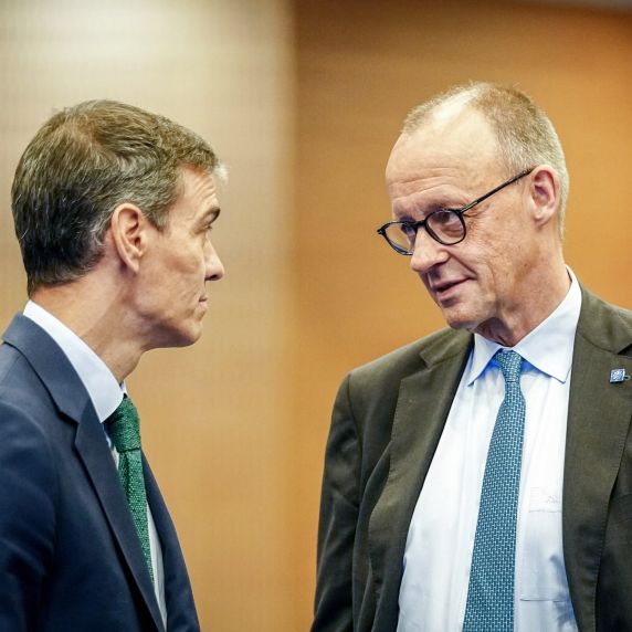 Spaniens Ministerpräsident Sánchez und Bundeskanzler Merz beim informellen EU-Gipfel in Zypern