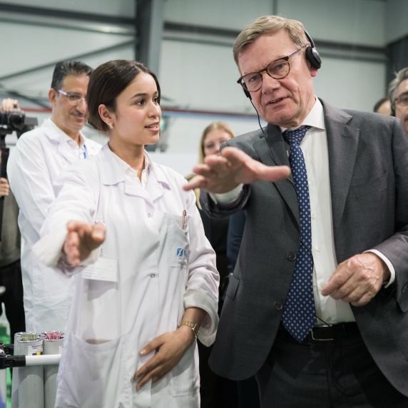 Johann Wadephul beim Besuch eines marokkanischen Automobilzulieferers