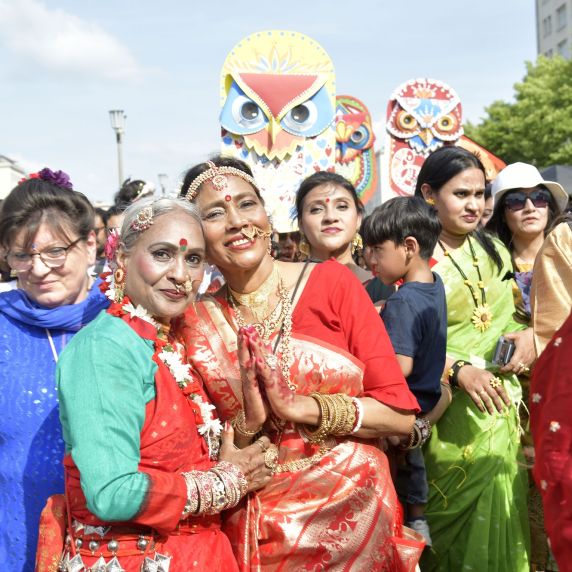 Straßenszene beim 30. Karneval der Kulturen in Berlin