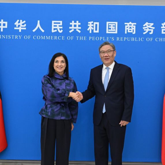 Bundeswirtschaftsministerin Katherina Reiche mit Chinas Handelsminister Wang Wentao