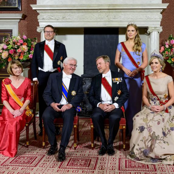 Bundespräsident Steinmeier (3.v.l.) und seine Frau Elke Büdenbender (1.v.l.) beim Staatsbesuch in den Niederlanden